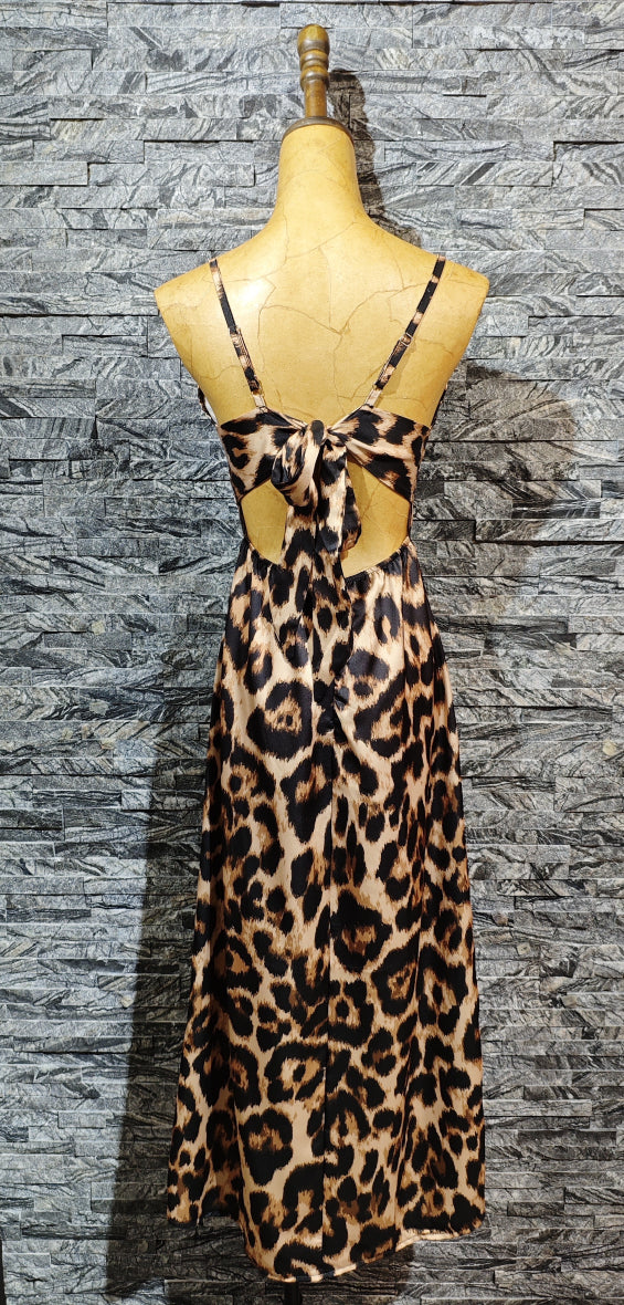 Robe longue satinée léopard